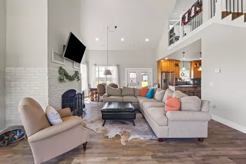 Living - 13715 Noah Rd, Gravette, AR 72736 photo 3 of 4