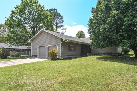 2202 W Harvard St, Siloam Springs, AR 72761