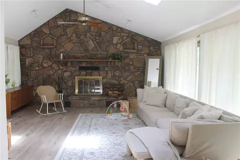 35 Dove Ln, Eureka Springs, AR 72631