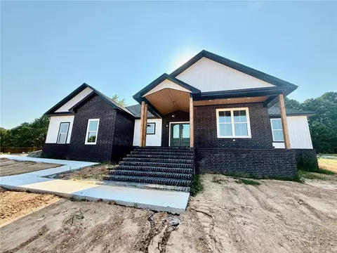 470 Stonegate Dr, Russellville, AR 72802