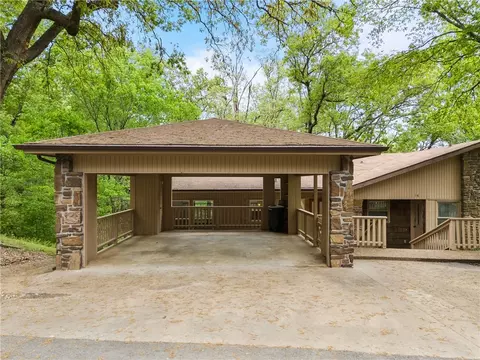 16 Gretchen Ln, Bella Vista, AR 72715
