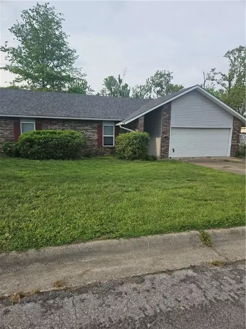 2705 W Magnolia St, Rogers, AR 72758
