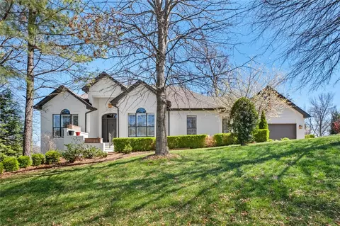 2 Willow Bank Cir, Bentonville, AR 72712