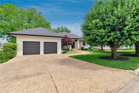 13 S Sechrest Cir, Rogers, AR 72758