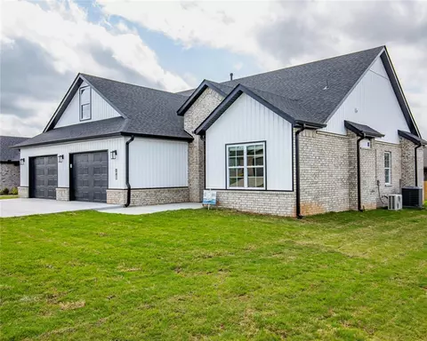 841 Round Top St, Prairie Grove, AR 72753