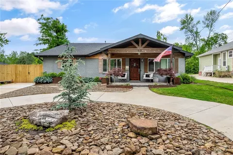 637 SW 2nd St, Bentonville, AR 72712