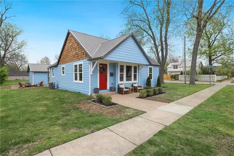 606 SW 4th St, Bentonville, AR 72712