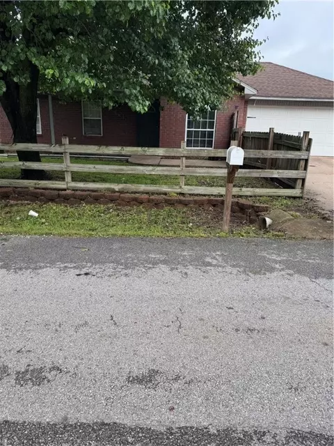 703 SW 6th Ave, Gravette, AR 72736