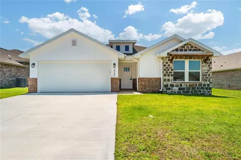 1717 Edwards St, Pea Ridge, AR 72751