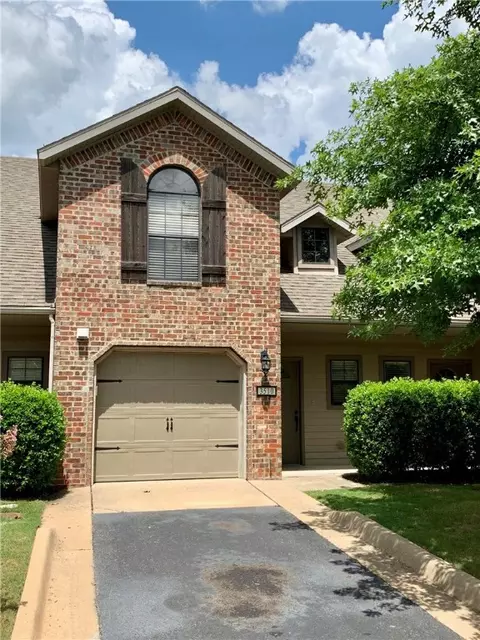 3510 W Chevaux Dr, Fayetteville, AR 72704