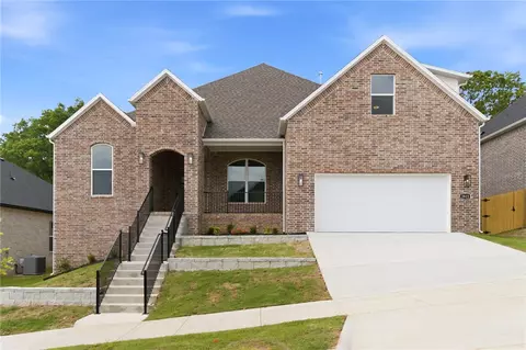 2823 N Grey Squirrel Dr, Fayetteville, AR 72704