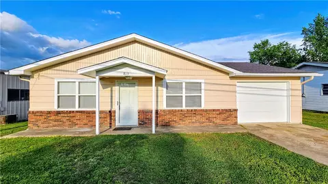 813 Carl St, Siloam Springs, AR 72761