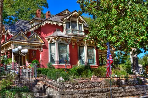 282 Spring St, Eureka Springs, AR 72632