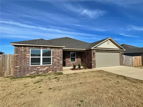 815 W Tanner Dr, Siloam Springs, AR 72761