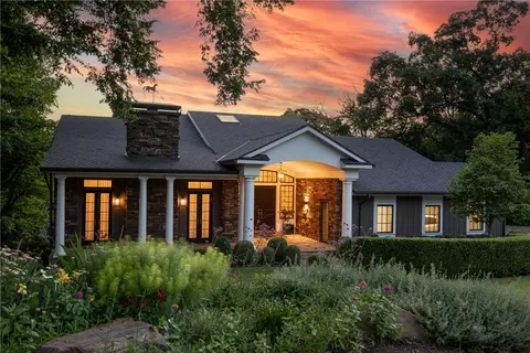2627 N Sherwood Ln, Fayetteville, AR 72703