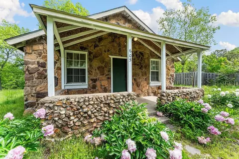 605 E Hilltop Dr, Rogers, AR 72756