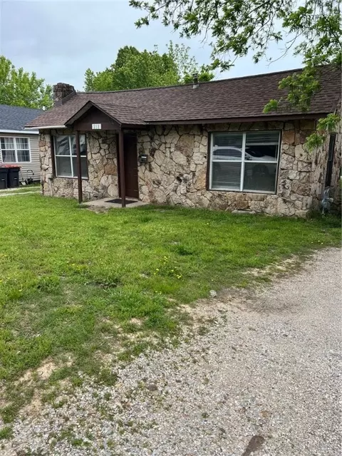 218 E Velma Ave, Springdale, AR 72764