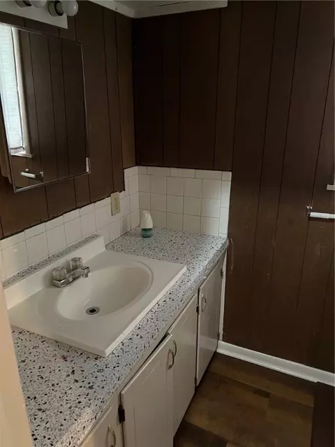 Bath - 218 E Velma Ave, Springdale, AR 72764 photo 1 of 3