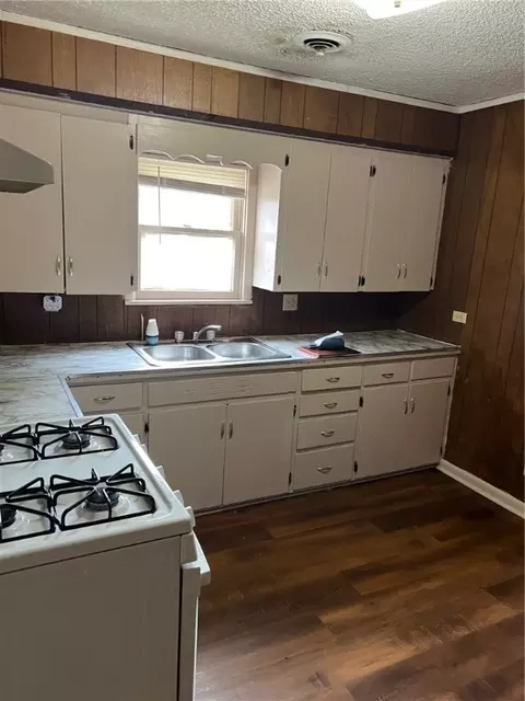 Kitchen - 218 E Velma Ave, Springdale, AR 72764 photo 1 of 2