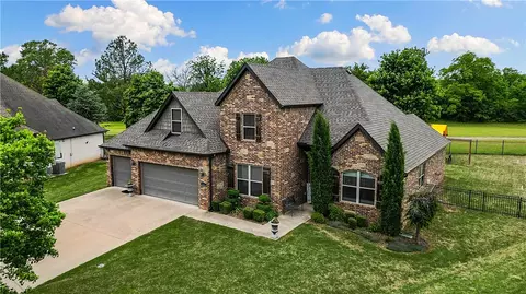 1447 Coopers Cv, Fayetteville, AR 72701