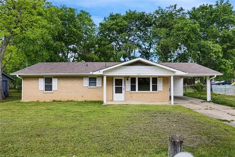 806 W 3rd St, Russellville, AR 72801