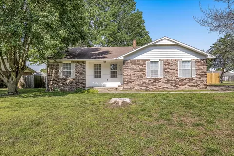 655 Bloomfield St, Gentry, AR 72734