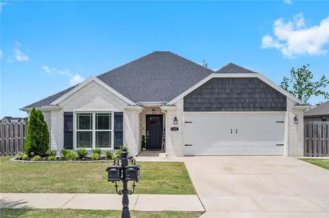 145 S Geranium Ln, Fayetteville, AR 72704