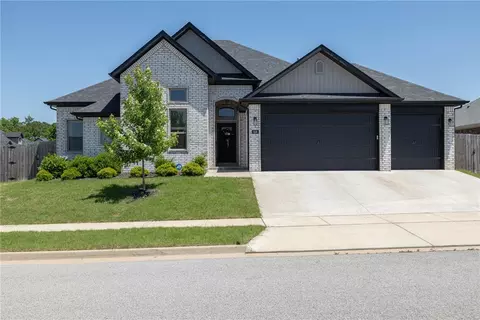 638 N Drewrys Bluff Dr, Fayetteville, AR 72704