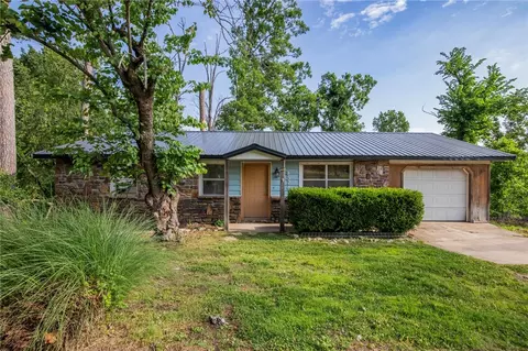 8574 Spruce Cir, Rogers, AR 72756