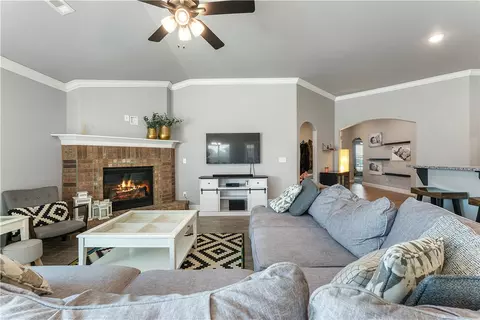 Living - 901 Redfree Dr, Bentonville, AR 72712 photo 2 of 3
