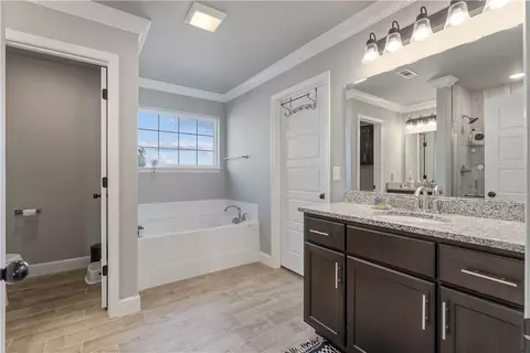 Bath - 901 Redfree Dr, Bentonville, AR 72712 photo 1 of 3