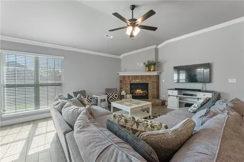Living - 901 Redfree Dr, Bentonville, AR 72712 photo 3 of 3
