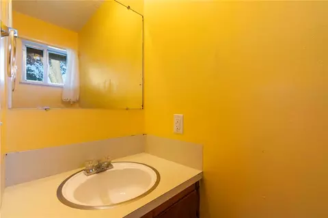 Bath - 405 Stapleton Pl, Lincoln, AR 72744 photo 1 of 2