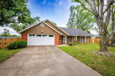 2601 W Sumac St, Rogers, AR 72758
