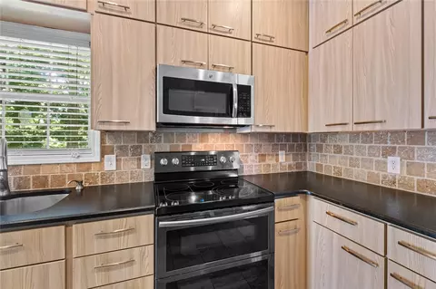 Kitchen - 6 Rivercliff Rd, Rogers, AR 72756 photo 2 of 3
