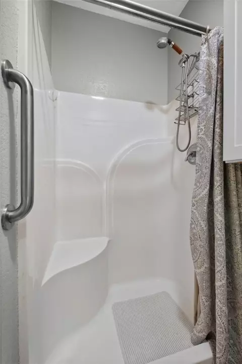 Bath - 6 Rivercliff Rd, Rogers, AR 72756 photo 4 of 5