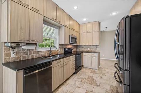 Kitchen - 6 Rivercliff Rd, Rogers, AR 72756 photo 3 of 3
