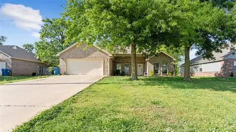 1322 E Crawford St, Gentry, AR 72734