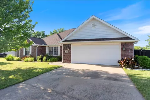 708 Carter Ct, Siloam Springs, AR 72761