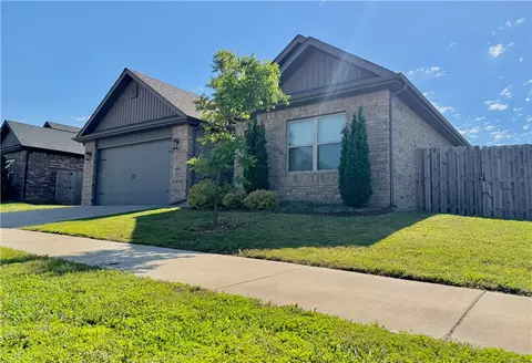 575 N Drewrys Bluff Dr, Fayetteville, AR 72704