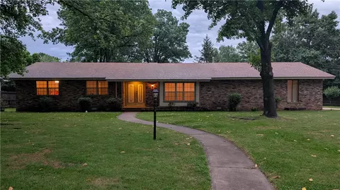 2758 N Centerwood Rd, Fayetteville, AR 72703