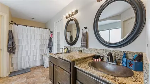 Bath - 13401 Loyle Ln, Gravette, AR 72736 photo 2 of 5