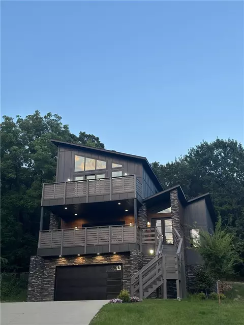 1038 N Lakeside Dr, Fayetteville, AR 72701