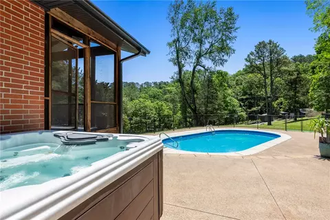 19045 Pinecrest Ln, Rogers, AR 72756