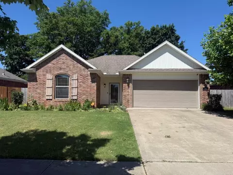 1353 S Blue Willow Ave, Fayetteville, AR 72701
