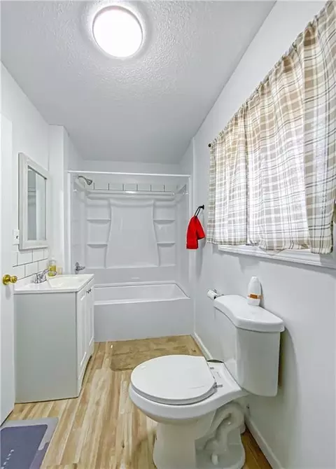 Bath - 103 Mockingbird St, Harrison, AR 72601 photo 1 of 2