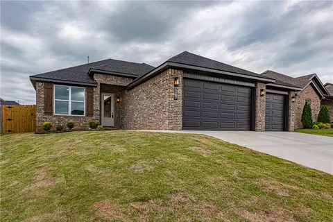 150 N Eagle Mountain St, Prairie Grove, AR 72753