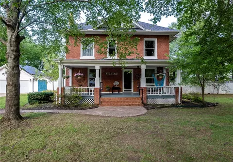 517 N Madison St, Siloam Springs, AR 72761
