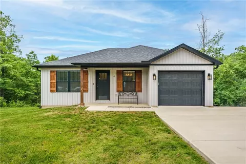 8 Grantham Dr, Bella Vista, AR 72714
