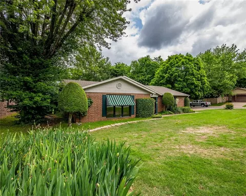 3195 N Butternut Dr, Fayetteville, AR 72703